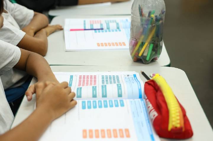 Prazo para escolas escolherem livros didáticos para 2027 termina hoje 