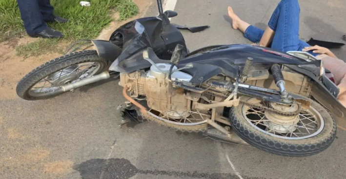 Colisão entre carro e moto deixa motociclista ferida em Ji-Paraná