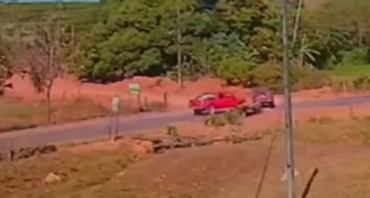 Entroncamento perigoso: colisão entre caminhonetes na RO-010 acende alerta sobre segurança viária