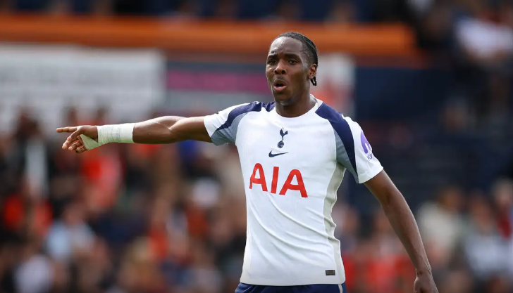 Tottenham condena insulto racista online contra o atacante Mathys Tel