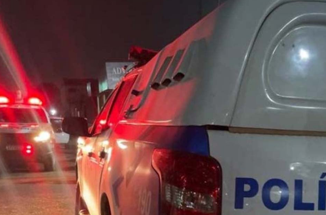 Criminoso invade casa e tenta matar casal a facadas durante assalto; é dominado por vizinhos