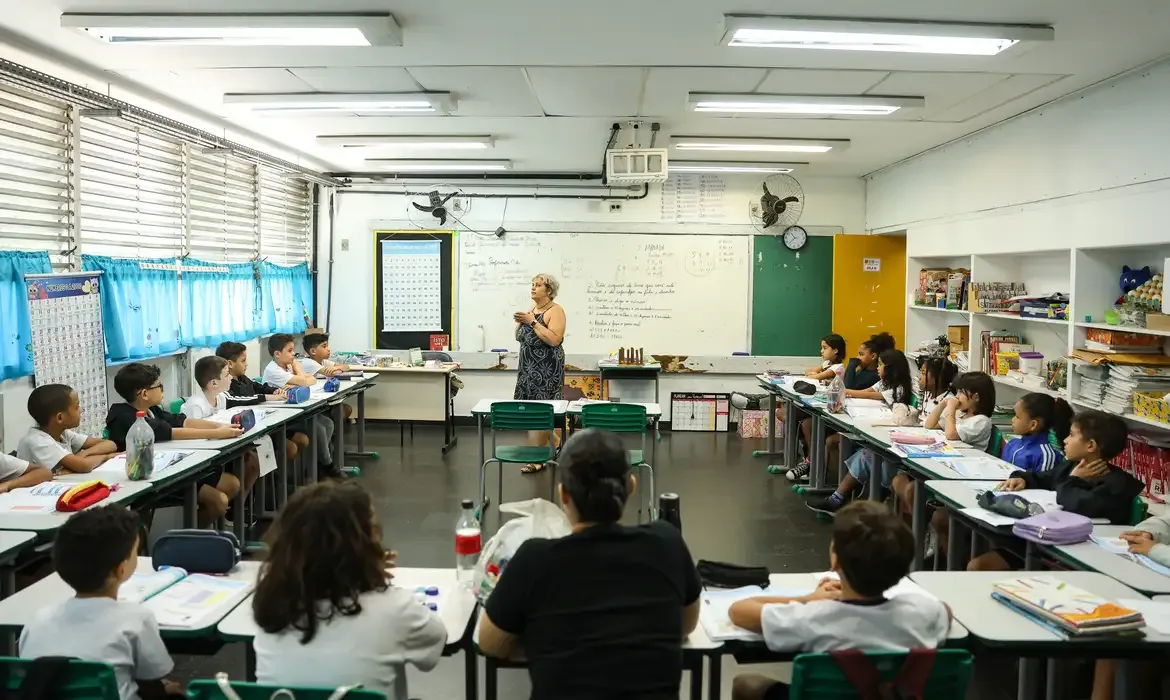 MEC anuncia entrega da Carteira Nacional do Professor a partir de outubro