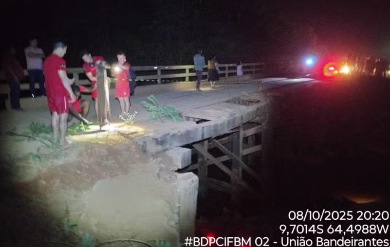 Motorista morre após caminhão cair de ponte em distrito de Porto Velho