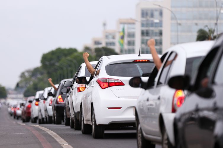 Motoristas de aplicativo caíram no “conto do vigário”, diz Sakamoto