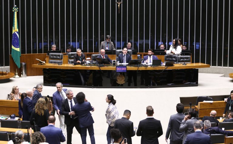 Plenário pode votar projeto que reajusta multa por adulteração de combustíveis e reforça fiscalização
