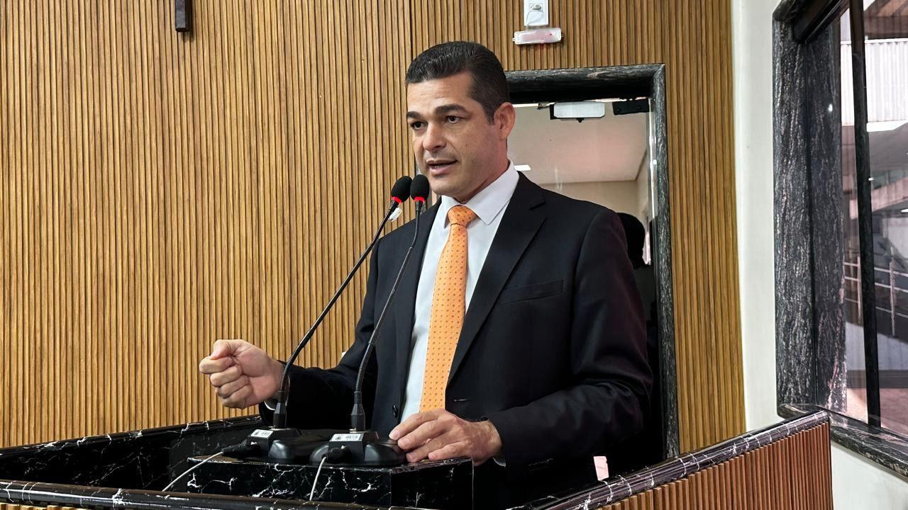 Adalto convida Léo Moraes a sair do gabinete e encarar crise nos distritos de Porto Velho