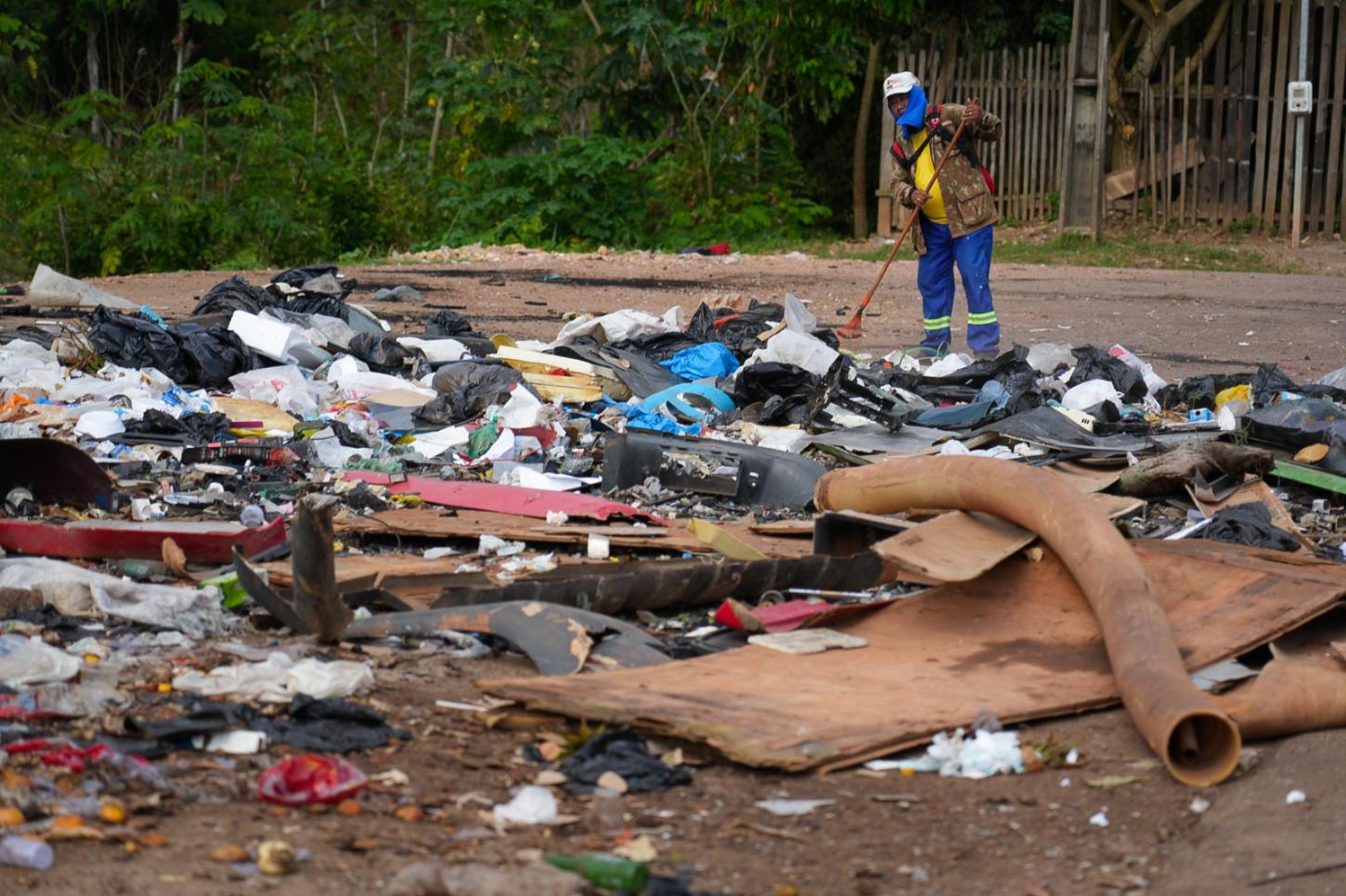 Infrator é obrigado a recolher entulho após ser flagrado pela prefeitura