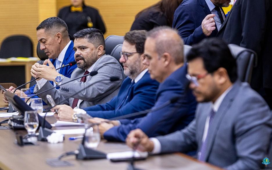Assembleia aprova PEC que garante acúmulo de cargos para policiais e bombeiros militares
