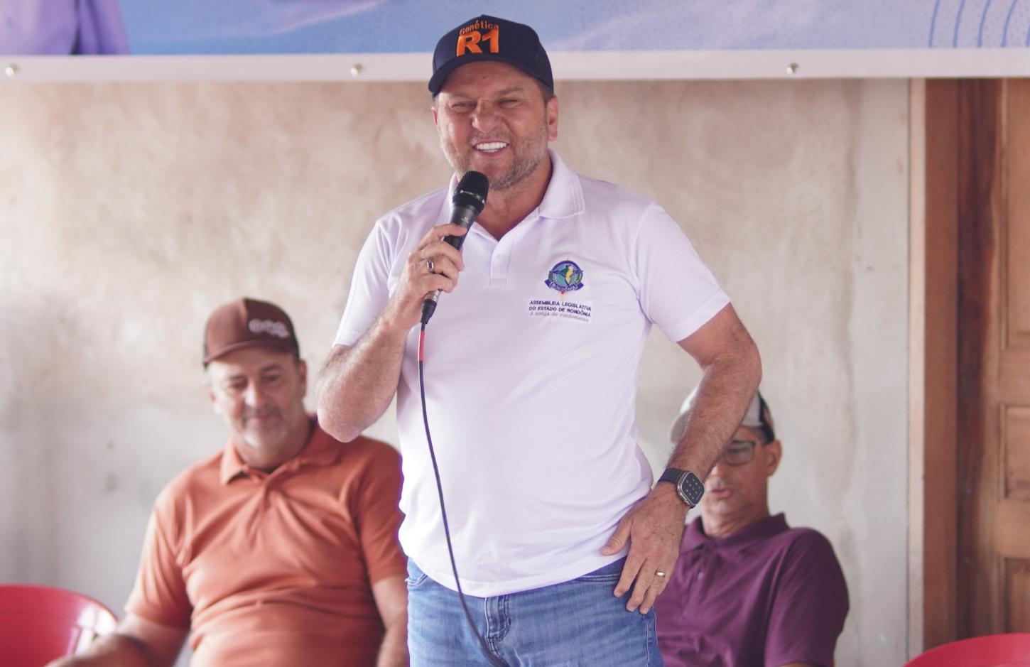 Associações de Santa Luzia e Espigão do Oeste recebem implementos com apoio de Cirone Deiró