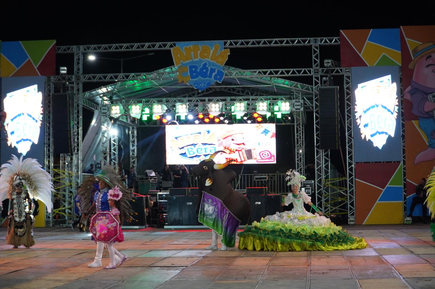 Bois-bumbás abrem o Arraiá do Bera e encantam o público na primeira noite da festa