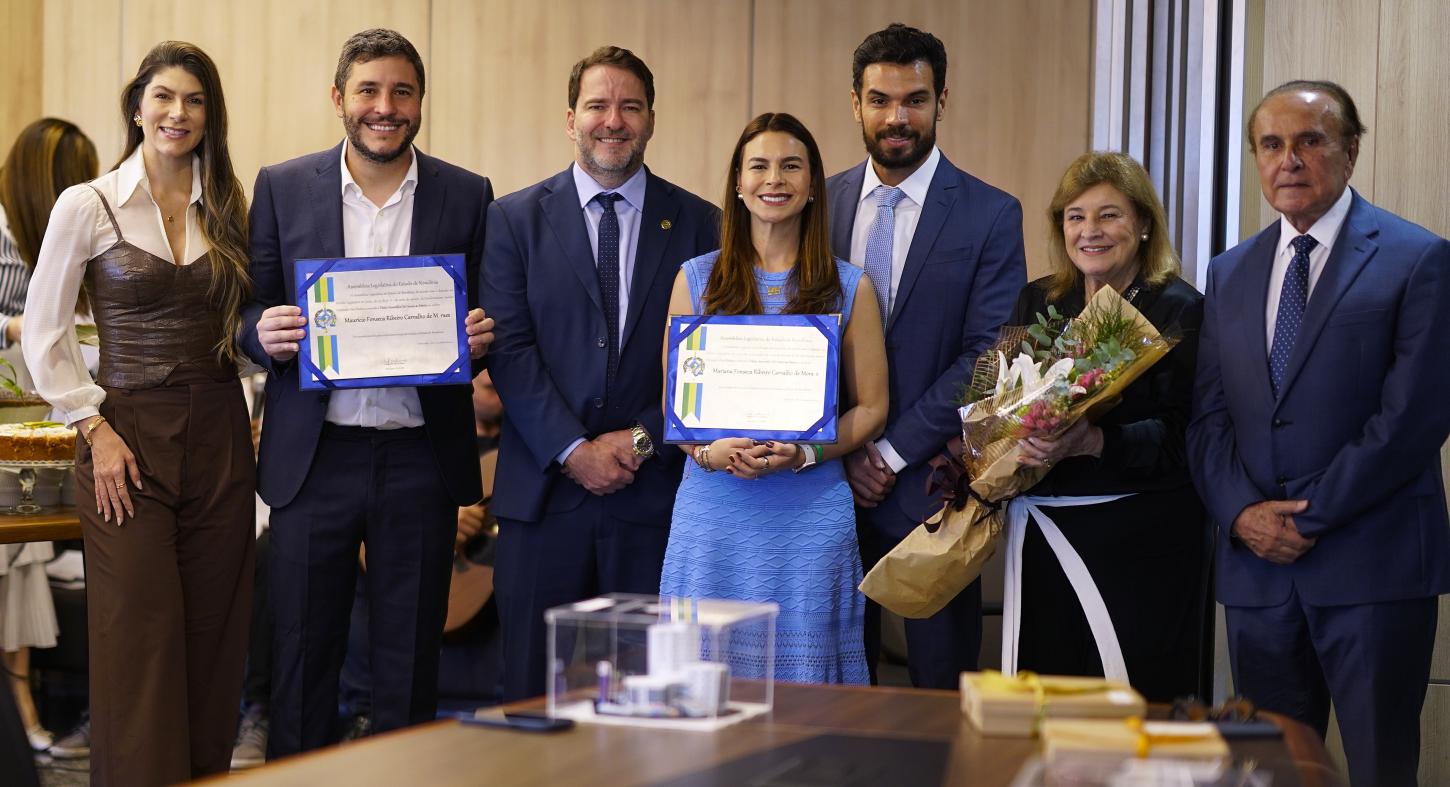 Deputado Alex Redano concede Títulos Honoríficos de Honra ao Mérito a Maurício Carvalho e Mariana Carvalho