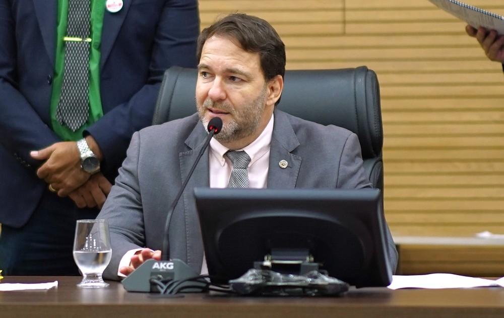 Deputado Alex Redano solicita reforma da Escola Estadual Carlos Drummond de Andrade em Candeias do Jamari
