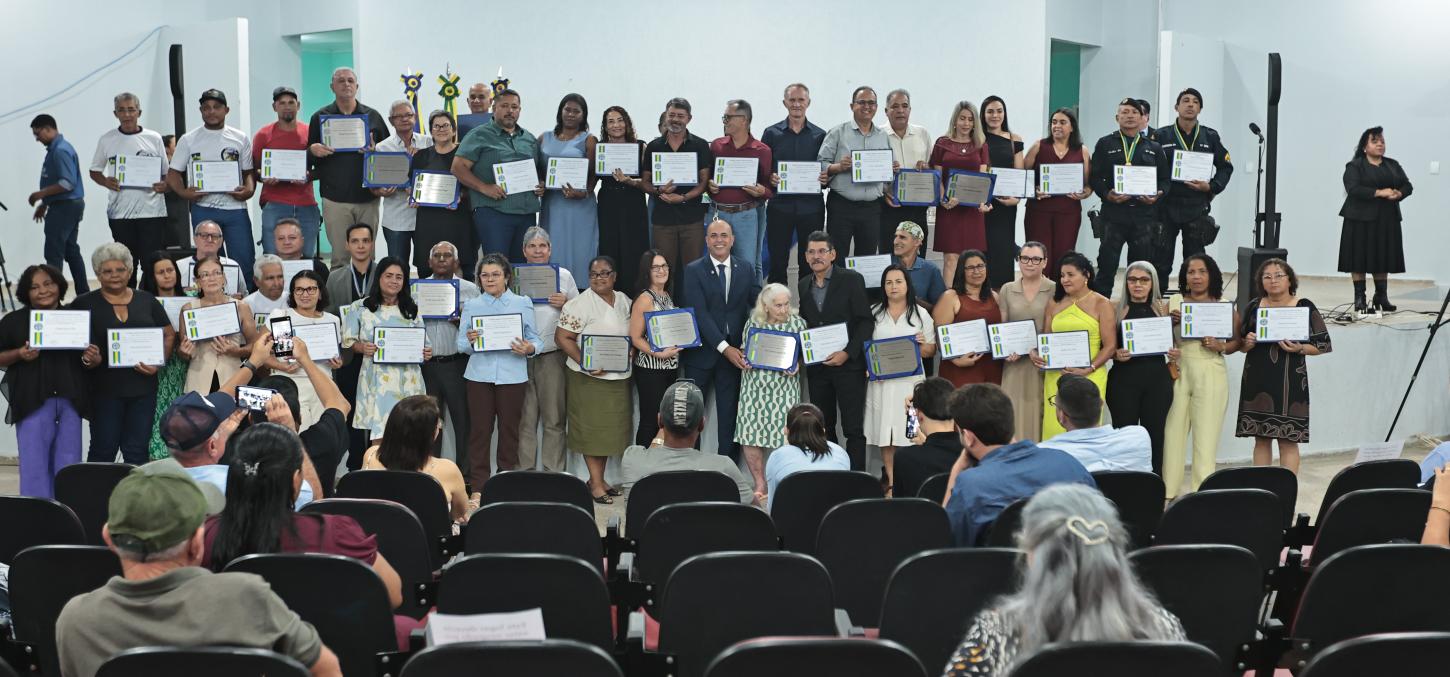 Deputado Ismael Crispin homenageia homens e mulheres que ajudaram a construir a história de São Miguel do Guaporé