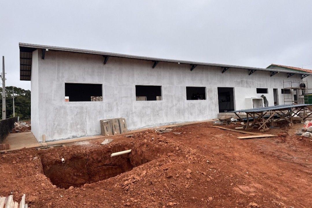 Ezequiel Neiva vistoria andamento de obra de refeitório na Escola Educandário Paulo Freire em Alto Alegre dos Parecis