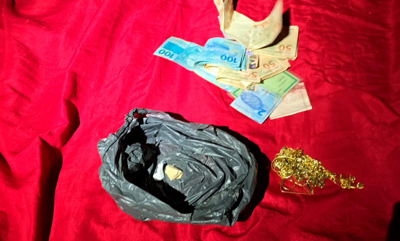 JI-PARANÁ – POLÍCIA MILITAR DESARTICULA PONTO DE TRÁFICO E APREENDE DROGAS, DINHEIRO E JÓIAS