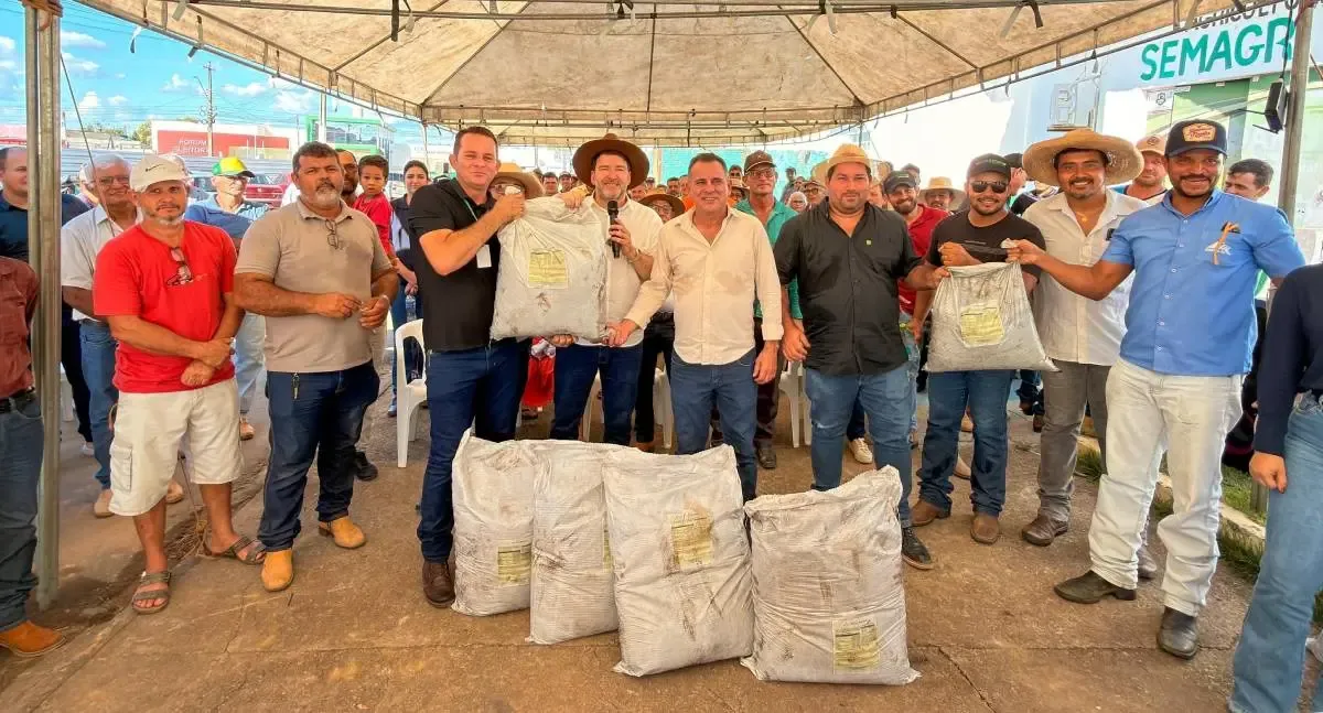 Produtores rurais de Buritis recebem insumos agrícolas por meio de emenda do deputado Alex Redano