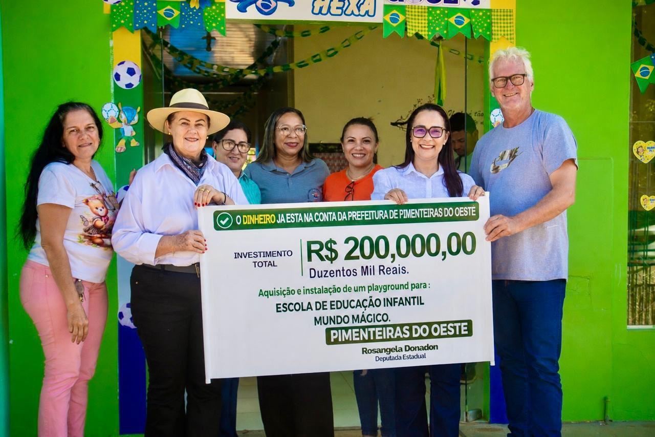 Rosangela Donadon entrega R$ 200 mil para aquisição de playground da Escola Mundo Mágico em Pimenteiras do Oeste