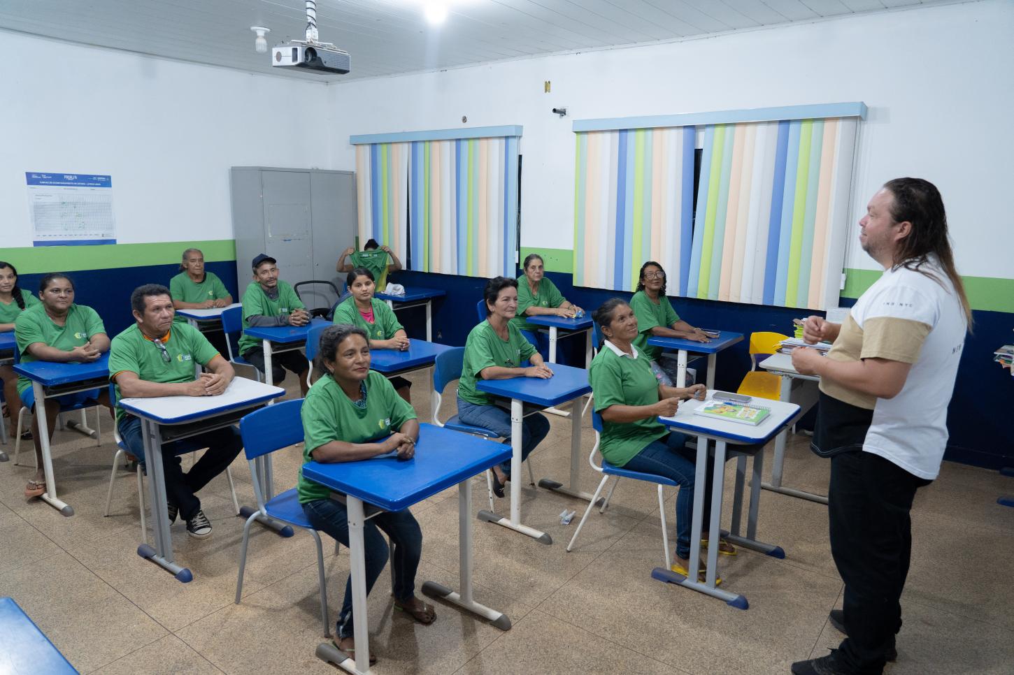 Com kit escolar e uniforme, alunos da EJA iniciam aulas na Vila Princesa