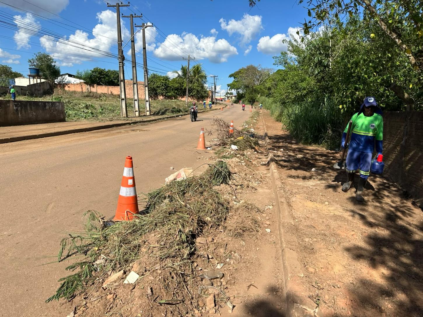 Limpeza de canal no Castanheira atende solicitação de Edimilson Dourado e beneficia comunidade escolar
