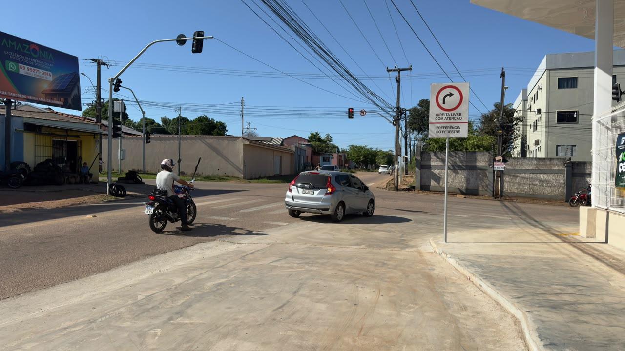 Vereador Edimilson Dourado tem solicitação atendida e instalação de placa “Direita Livre” melhora fluxo de veículos na Zona Sul