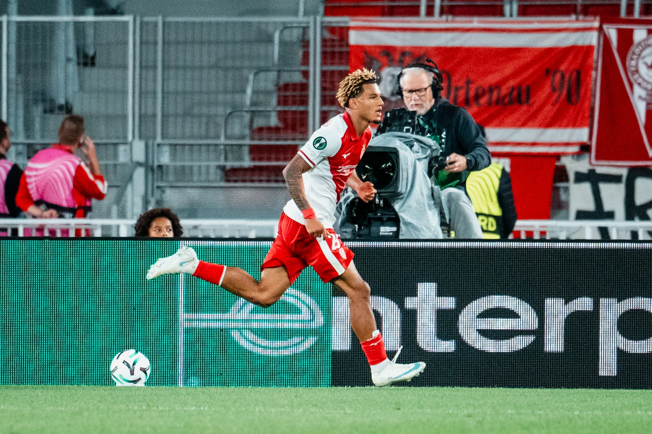 Com gols de destaques, Monaco bate Freiburg e mostra que tem condições de avançar bem na Conference League