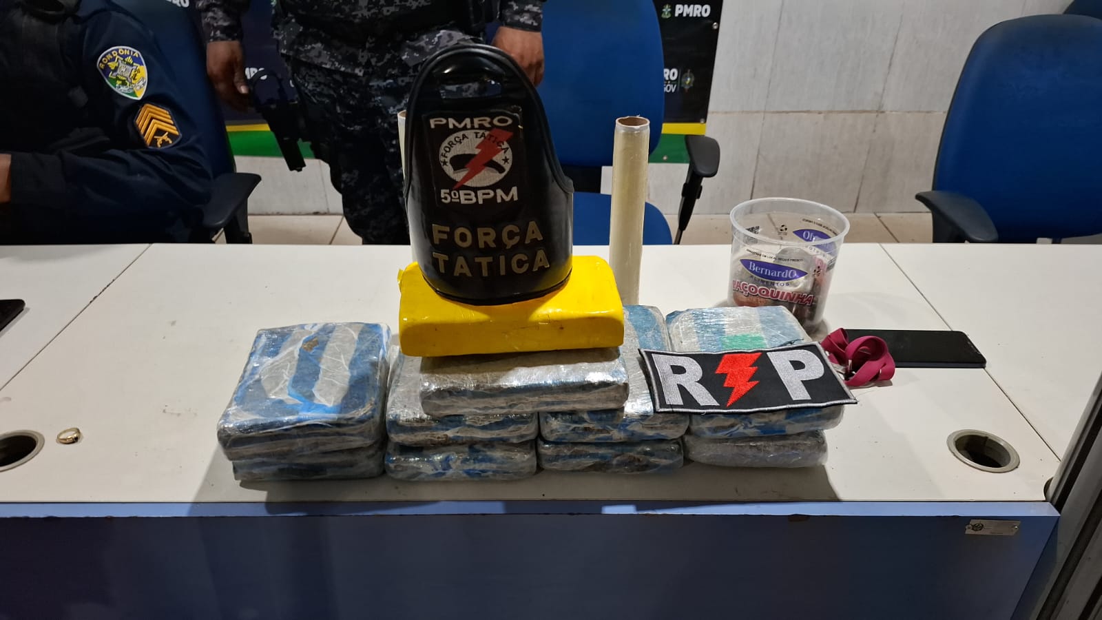 PM apreende drogas, prensa e motocicleta utilizada por suspeito em casa abandonada na zona Leste de Porto Velho